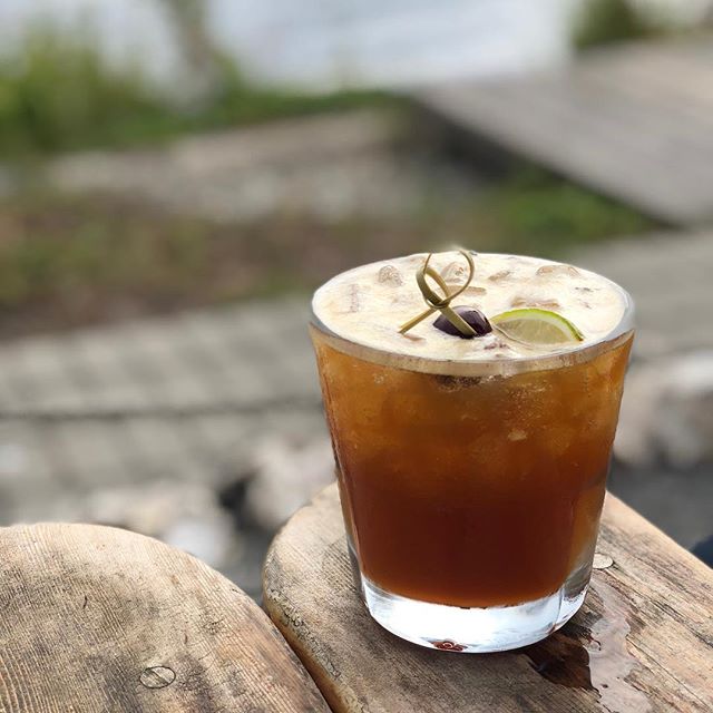 Anyone who figures out how to mix beer and alcohol into a killer cocktail gets an A+ in our book. It might be cold, but the views and drinks at @westwardseattle are calling our name. Hellooooo weekend!