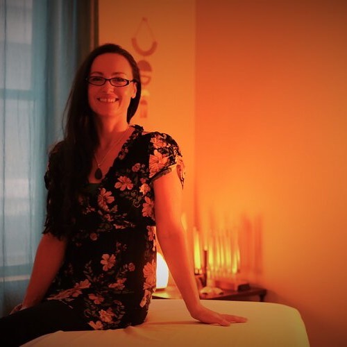 Meet @jurca! She is a massage therapist and reiki master trained in Sacred Lomi, a Hawaiian massage and energy work modality. We got to experience this incredible treatment first hand with her @ritual.sea In Ballard and wrote all about it over on the blog today (link in profile). We highly recommend giving it a try especially if you can’t actually be in Hawaii!